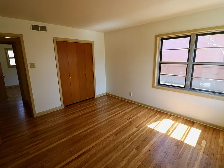 105 E Xavier Ave — Photo 3