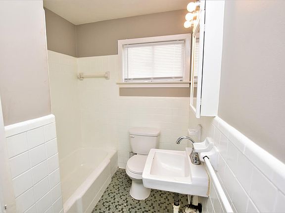 4th image of 2456 Rose St