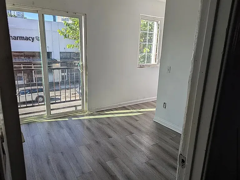 635 E Broadway — Photo 2