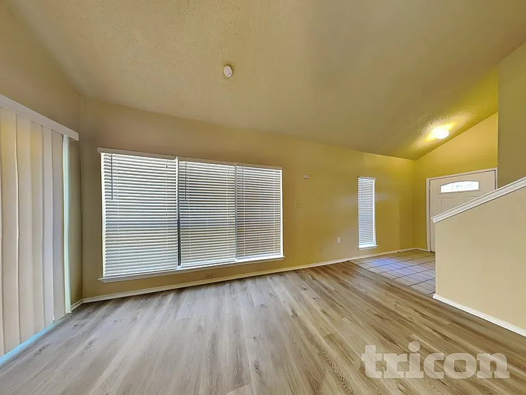 1715 Cordova Dr — Photo 4