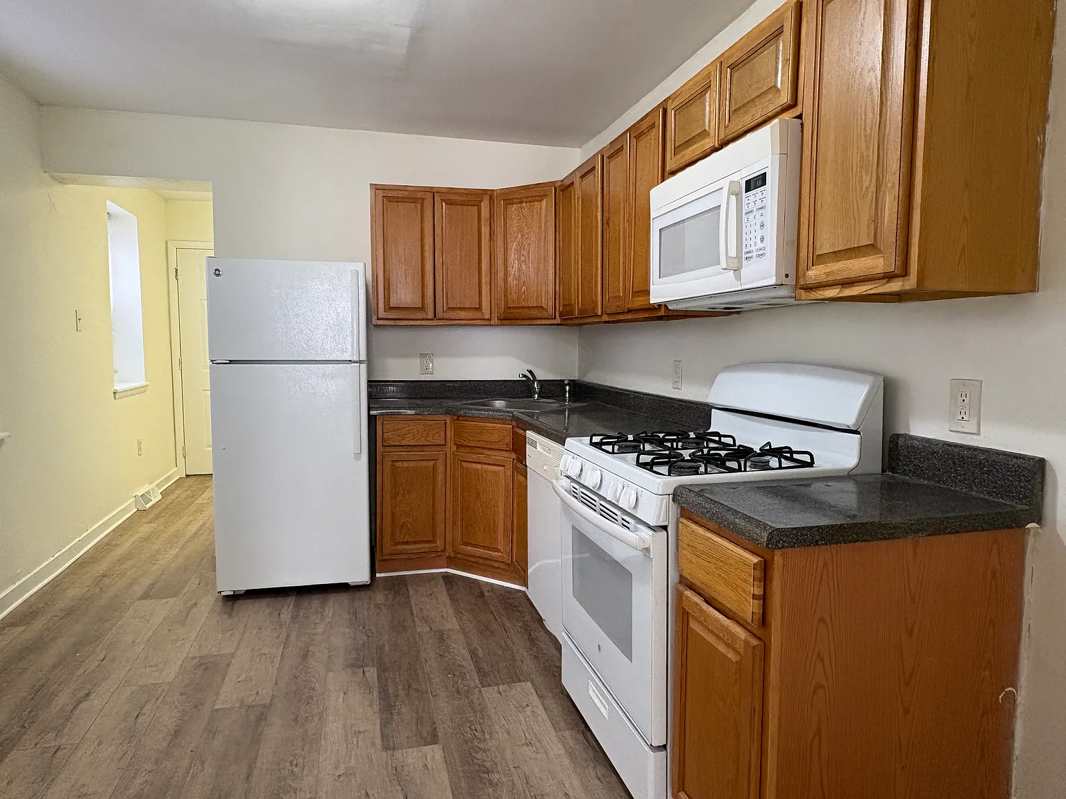 3 bed, 1100 sqft, $1,400 — Photo 4