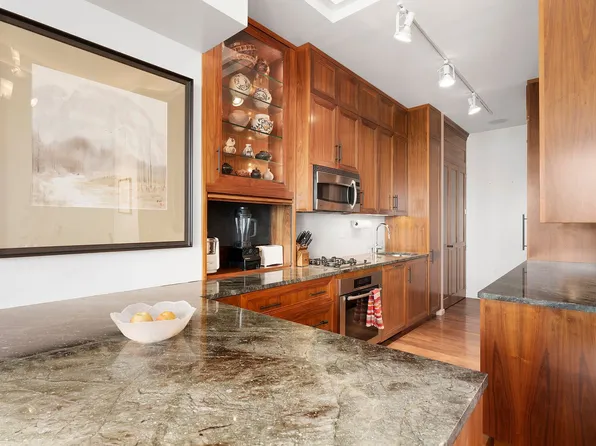 175 East Broadway 8A image 2 of 6