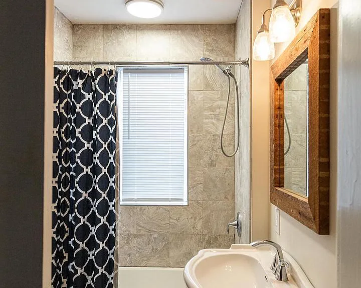 240 E Walnut St — Photo 20