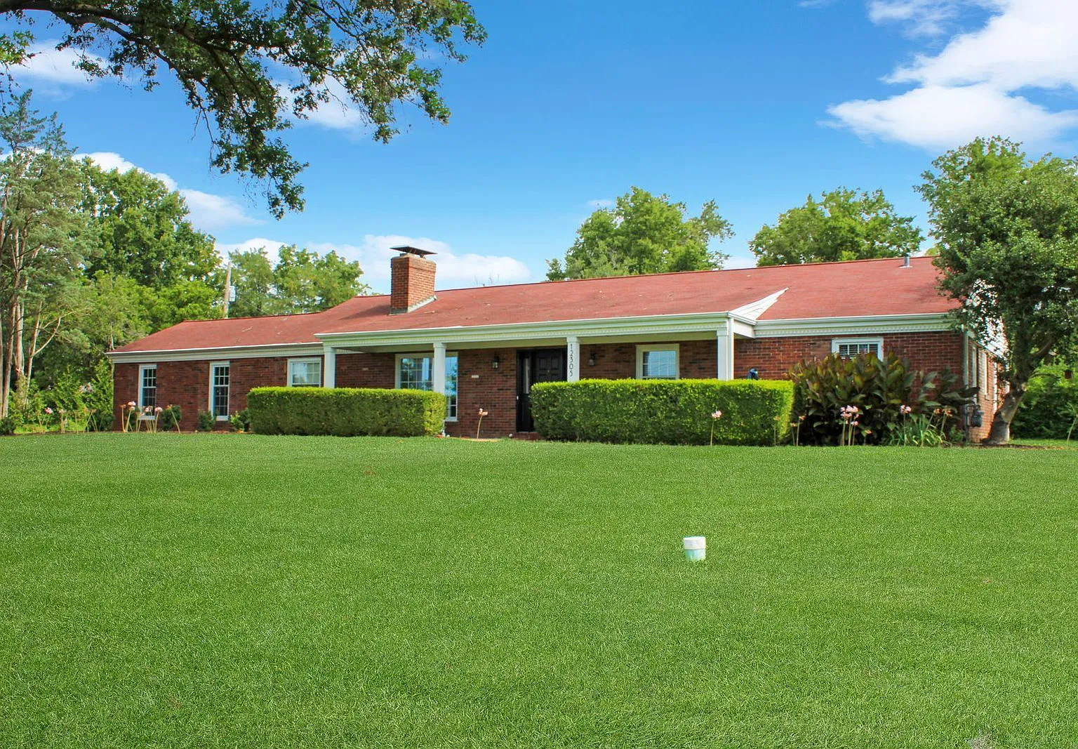 3 bed, 2.0 bath, 1883 sqft, $3,250 — Photo 1