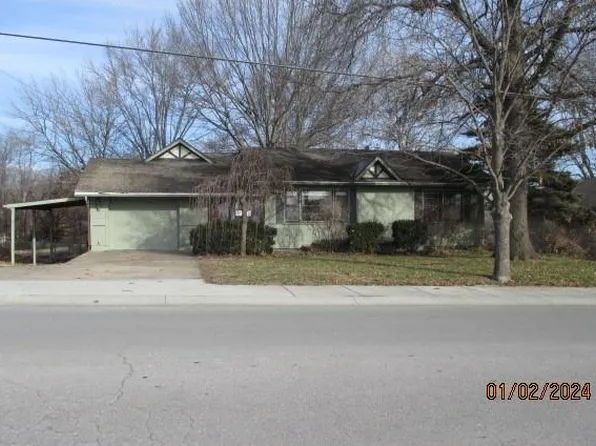 1307 Country Club Dr, Pleasant Hill, MO 64080