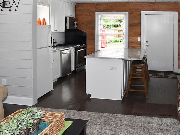 Stainless appliances, granite counters, center island