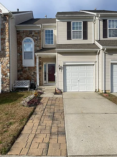 160 Pennsbury Ln Photo 1