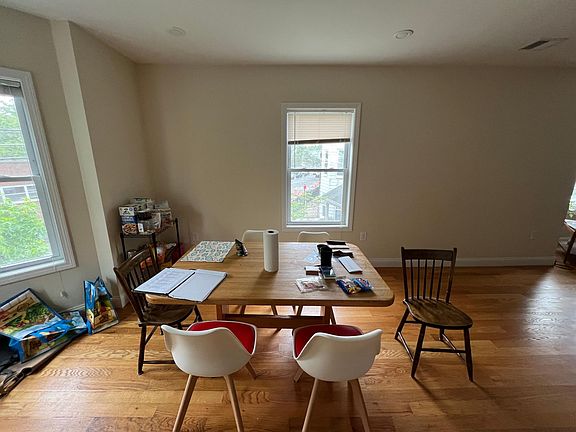 3rd image of 142 Holland St #2
