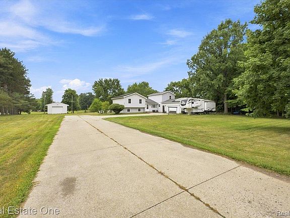 4th image of 3697 Lakeshore Dr