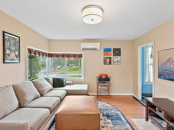 4th image of 829 N Oakes Street