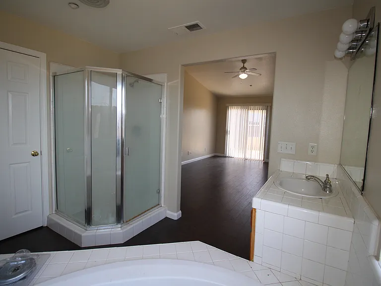 5325 N Rosalia Ave — Photo 23