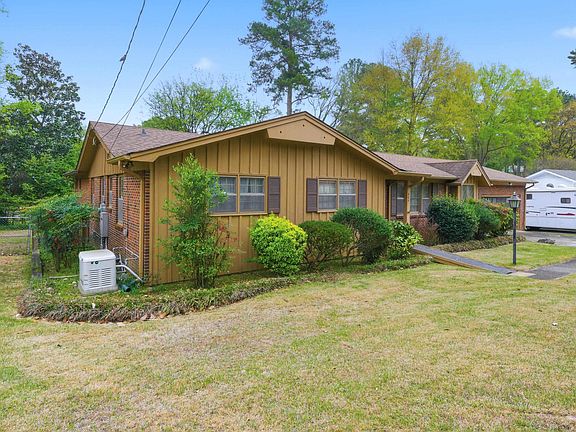 3rd image of 904 Sharp Dr
