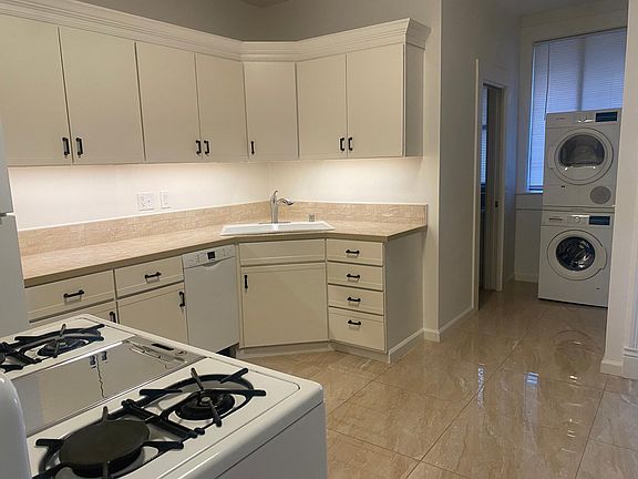 Large eat-in kitchen with Bosch laundry.