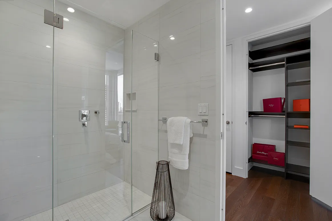 222 East 44th Street — Photo 4