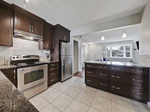 5th image of 325 E Whitney Cres SE