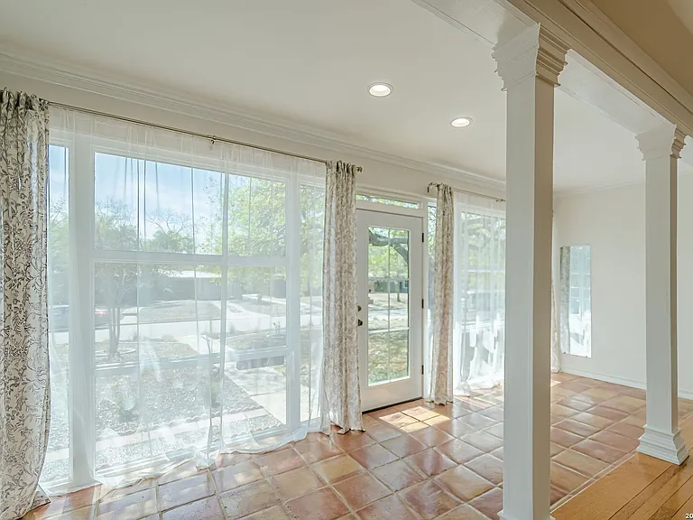 227 Devonshire Dr — Photo 6