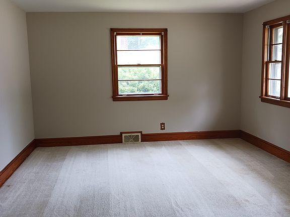 4th image of 127 Vinton Pl