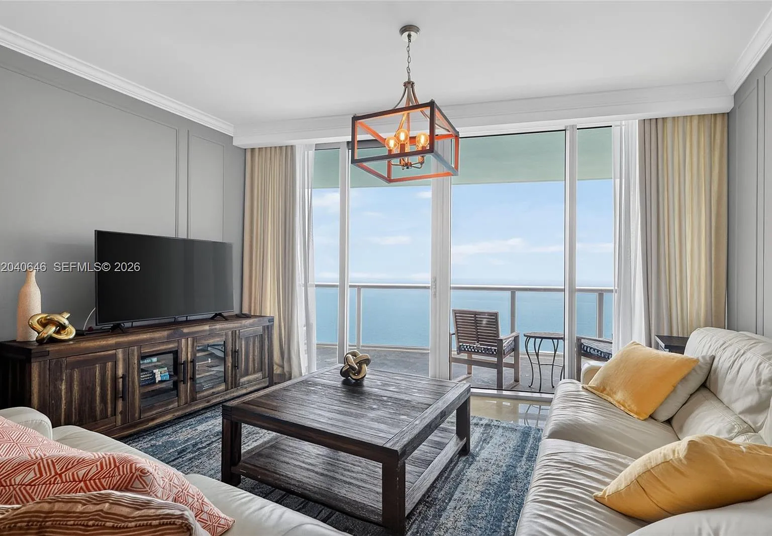 Jade Beach Condo — Photo 1