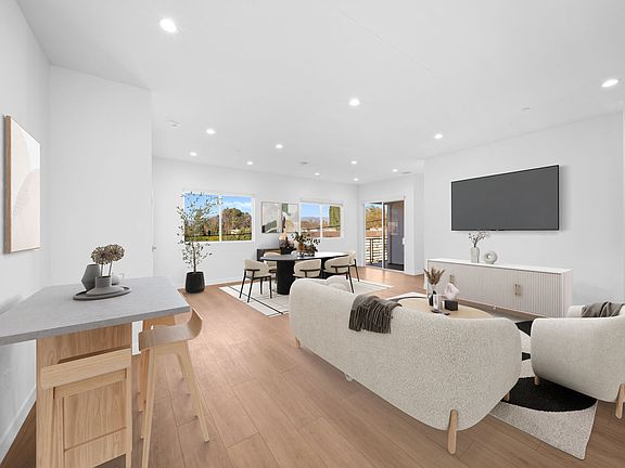 3rd image of 13846 Moorpark St #2