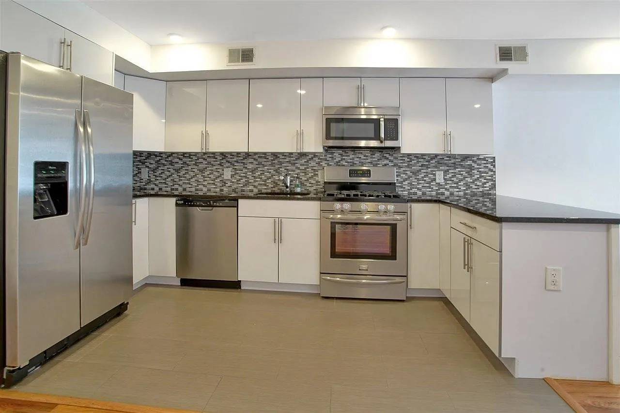 1 bed, 2.0 bath, 900 sqft, $2,390 — Photo 3