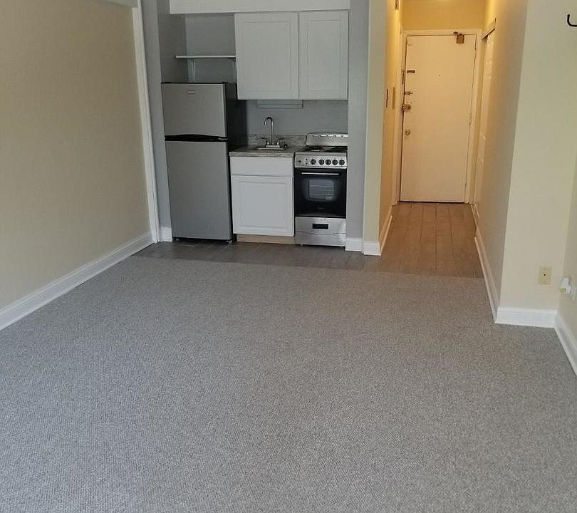 2nd image of 555 W Stratford Pl