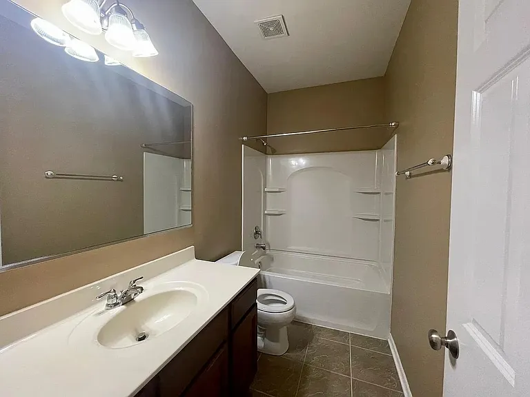 526 Grosvenor Ln — Photo 11