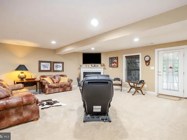 714 Monarchos Dr — Photo 15