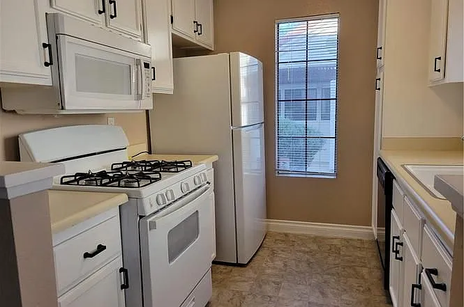 2 bed, 2.0 bath, 884 sqft, $1,300 — Photo 4