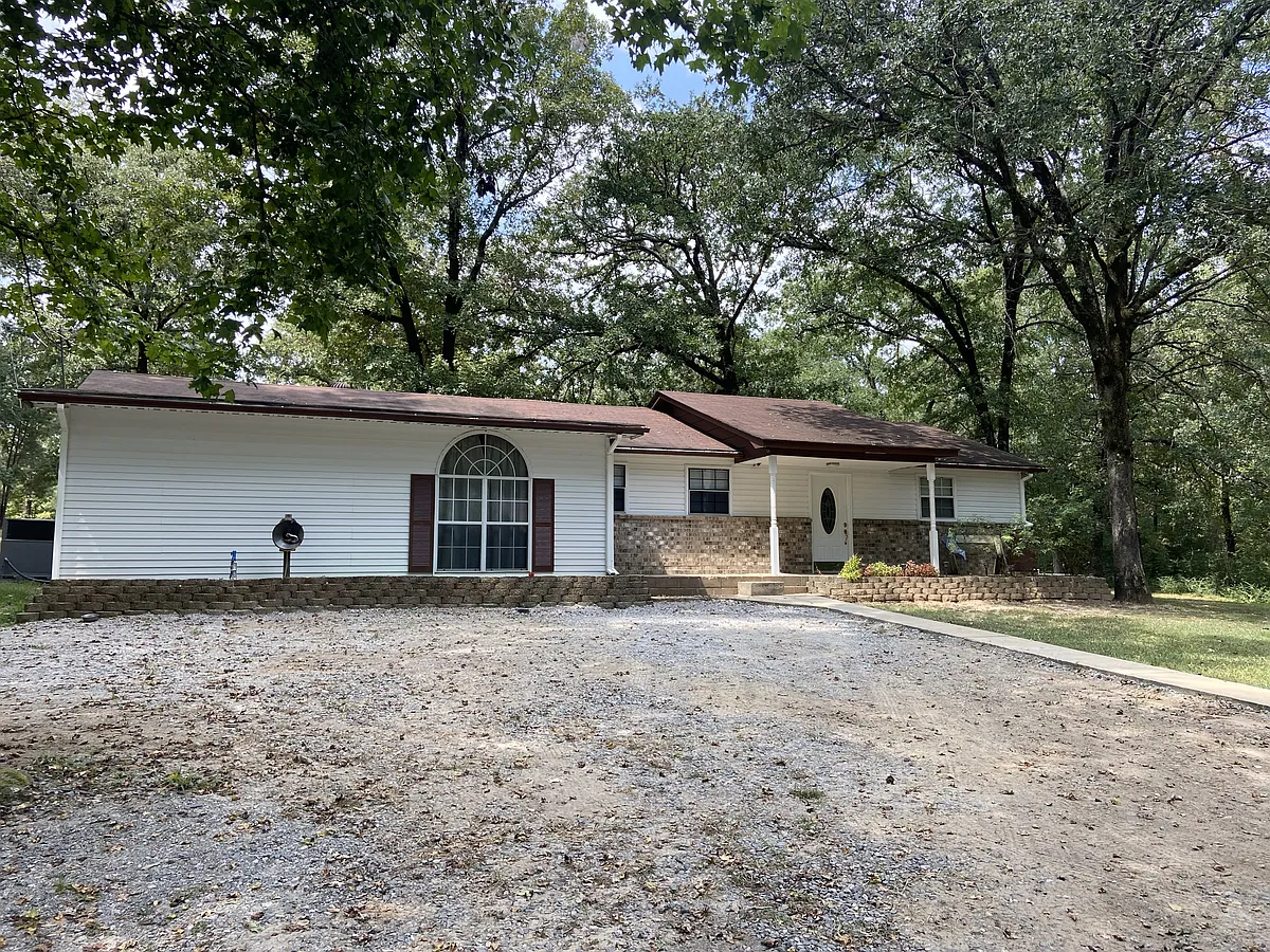 Building Photo - 18601 Honeysuckle Ln