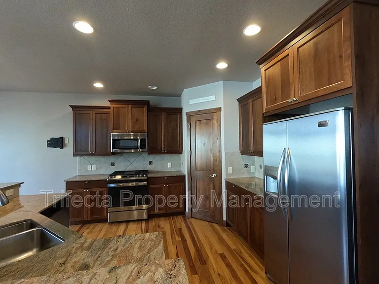 1032 Hessen Dr — Photo 9