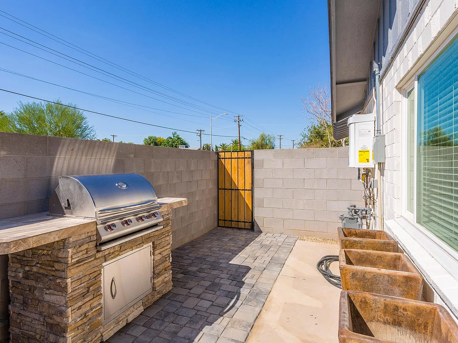 4 bed, 2700 sqft, $9,995 — Photo 3