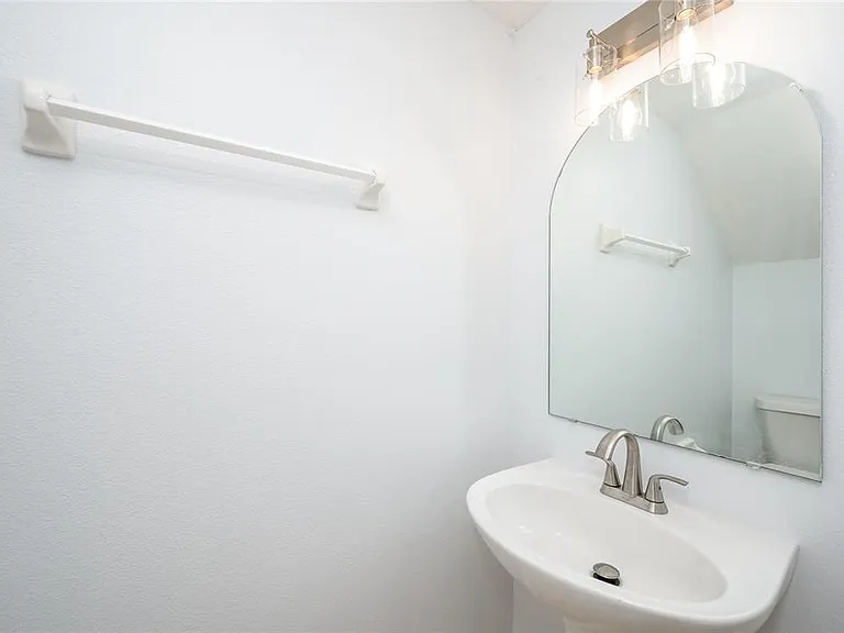 1150 Vineland Pl — Photo 9