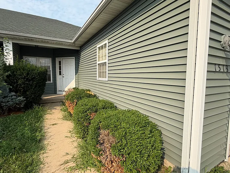 1513 Stonebluff Ct — Photo 2