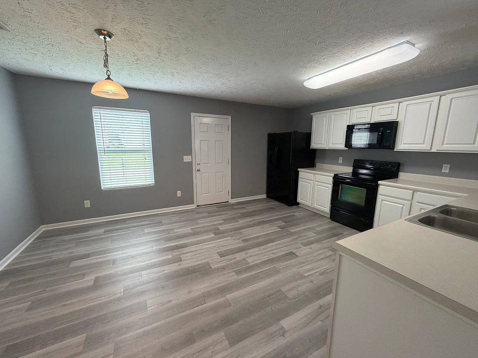 3 bed, 1710 sqft, $2,200 — Photo 3