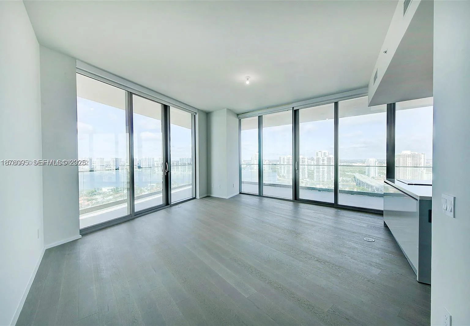 2 bed, 2.0 bath, 1161 sqft, $9,500 — Photo 2