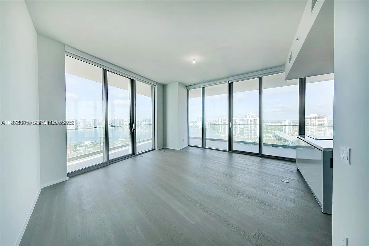 Building Photo - 18975 Collins Ave #2205
