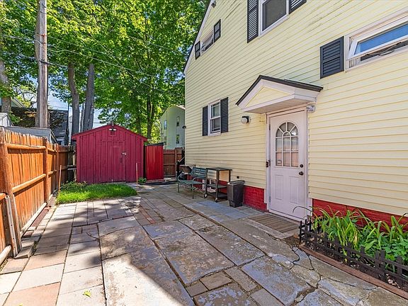 4th image of 82 Rich St