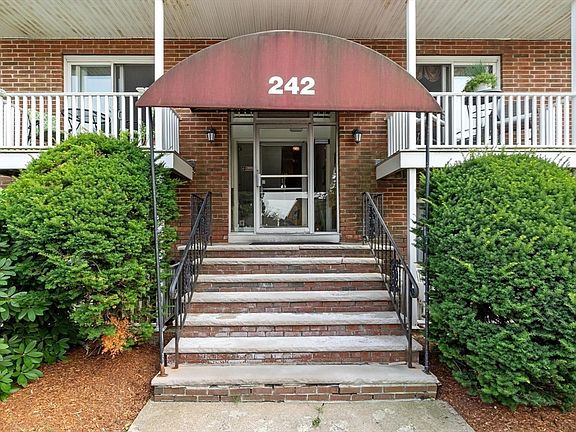 2nd image of 242 Mount Vernon St APT 6