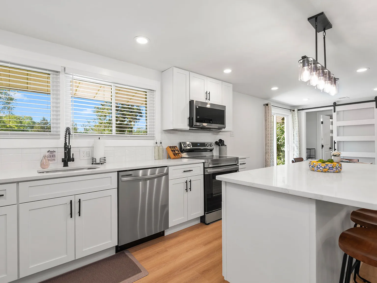 4 bed, $6,500 — Photo 1
