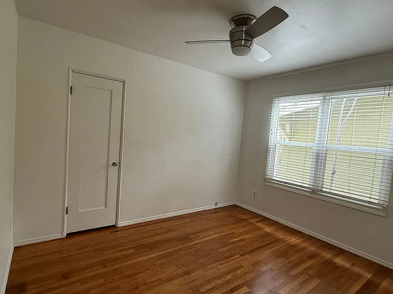 1836 Howard Ave — Photo 9