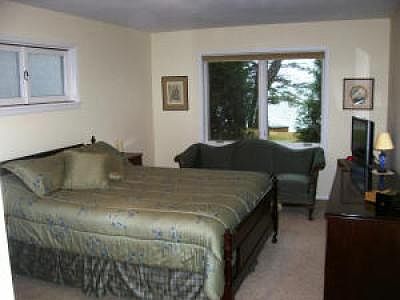 4th image of 1042 S Shore Dr