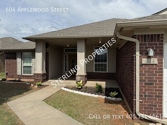 2nd image of 604 Applewood St