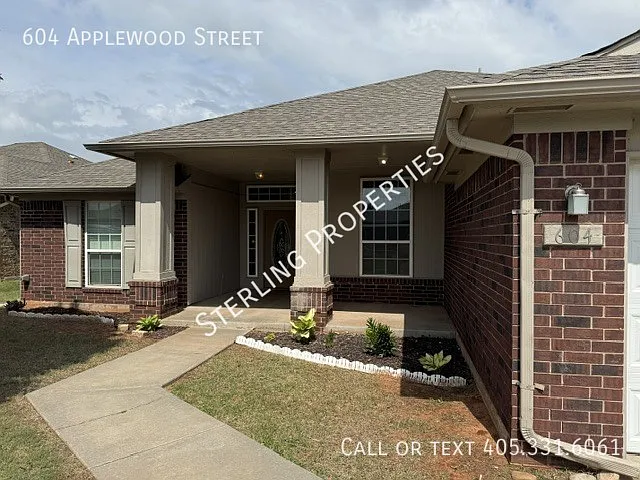 604 Applewood St — Photo 2