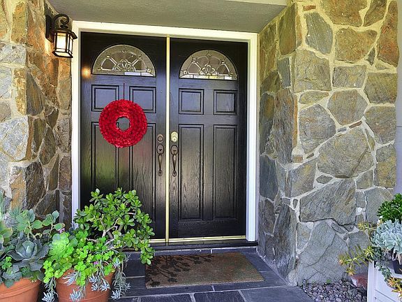4th image of 1325 Cresthaven Dr