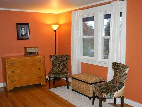 Bamboo floors & custom paint in the living room