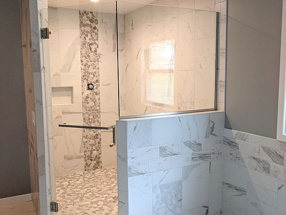 Master shower w/ 2 shower heads