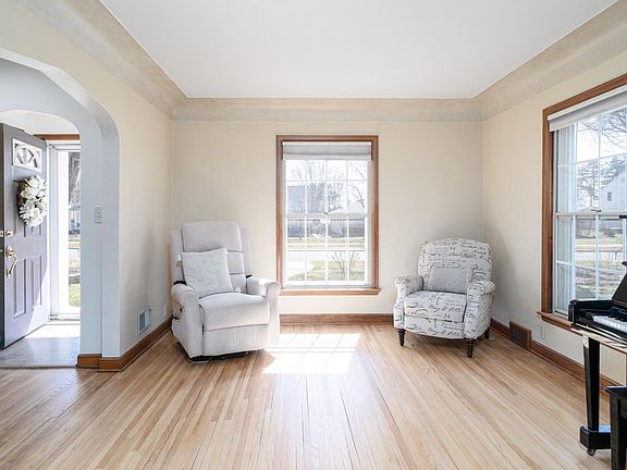 2nd image of 895 Parkview Ave
