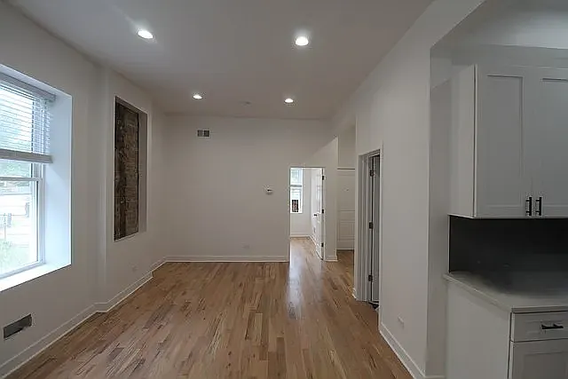 3 bed, 1400 sqft, $3,340 — Photo 2