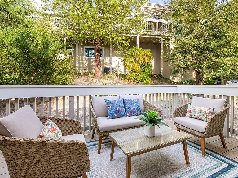 Balconi: Ample space to enjoy the nature.