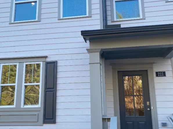 221 Vista Ln, Woodstock, GA 30189